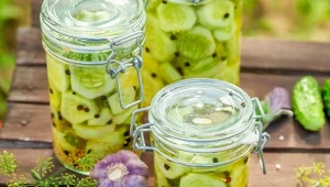 Mizeria w słoikach to prosty sposób na zachowanie pysznych warzyw także zimą