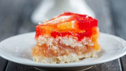 Bałaganiara to pyszny biszkopt z soczystą galaretką