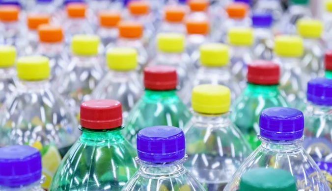 Wiele osób wciąż popełnia błąd przy segregacji butelek plastikowych 