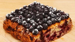 Jeżynowiec to ciasto, które sprawdzi się idealnie na spotkanie z przyjaciółmi