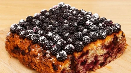 Jeżynowiec to ciasto, które sprawdzi się idealnie na spotkanie z przyjaciółmi