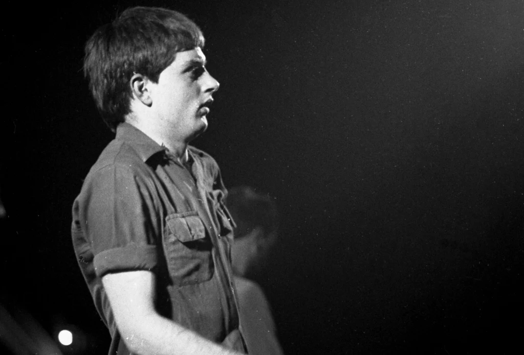 Ian Curtis (Joy Division) na niespełna trzy miesiące przed śmiercią - 29 lutego 1980 r. Ian Curtis (Joy Division) na niespełna trzy miesiące przed śmiercią - 29 lutego 1980 r.