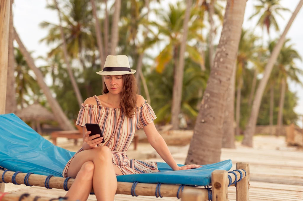 Spędzasz wakacje beztrosko w bajecznym miejscu i nagle otrzymujesz SMS-a od koleżanki z pracy o zwolnieniach? Spokojnie, to nie znaczy, że ciebie też zwolnią Spędzasz wakacje beztrosko w bajecznym miejscu i nagle otrzymujesz SMS-a od koleżanki z pracy o zwolnieniach? Spokojnie, to nie znaczy, że ciebie też zwolnią