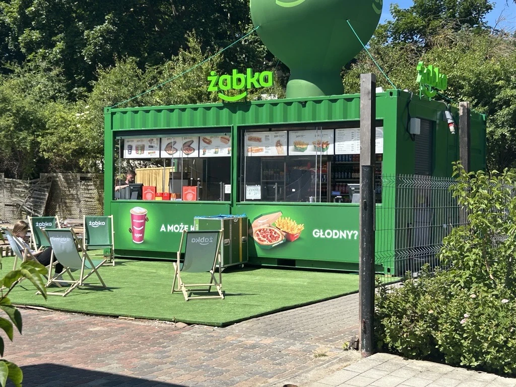 Żabka stawia mobilne sklepy w kontenerach Żabka stawia mobilne sklepy w kontenerach