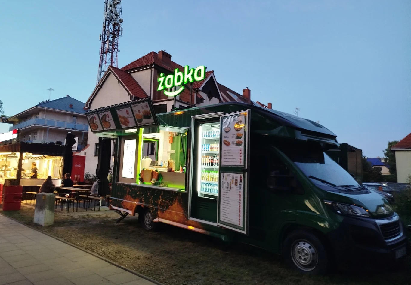 Żabka z nietypowymi sklepami, Polacy zrobią zakupy w food trucku albo kontenerze Żabka z nietypowymi sklepami, Polacy zrobią zakupy w food trucku albo kontenerze