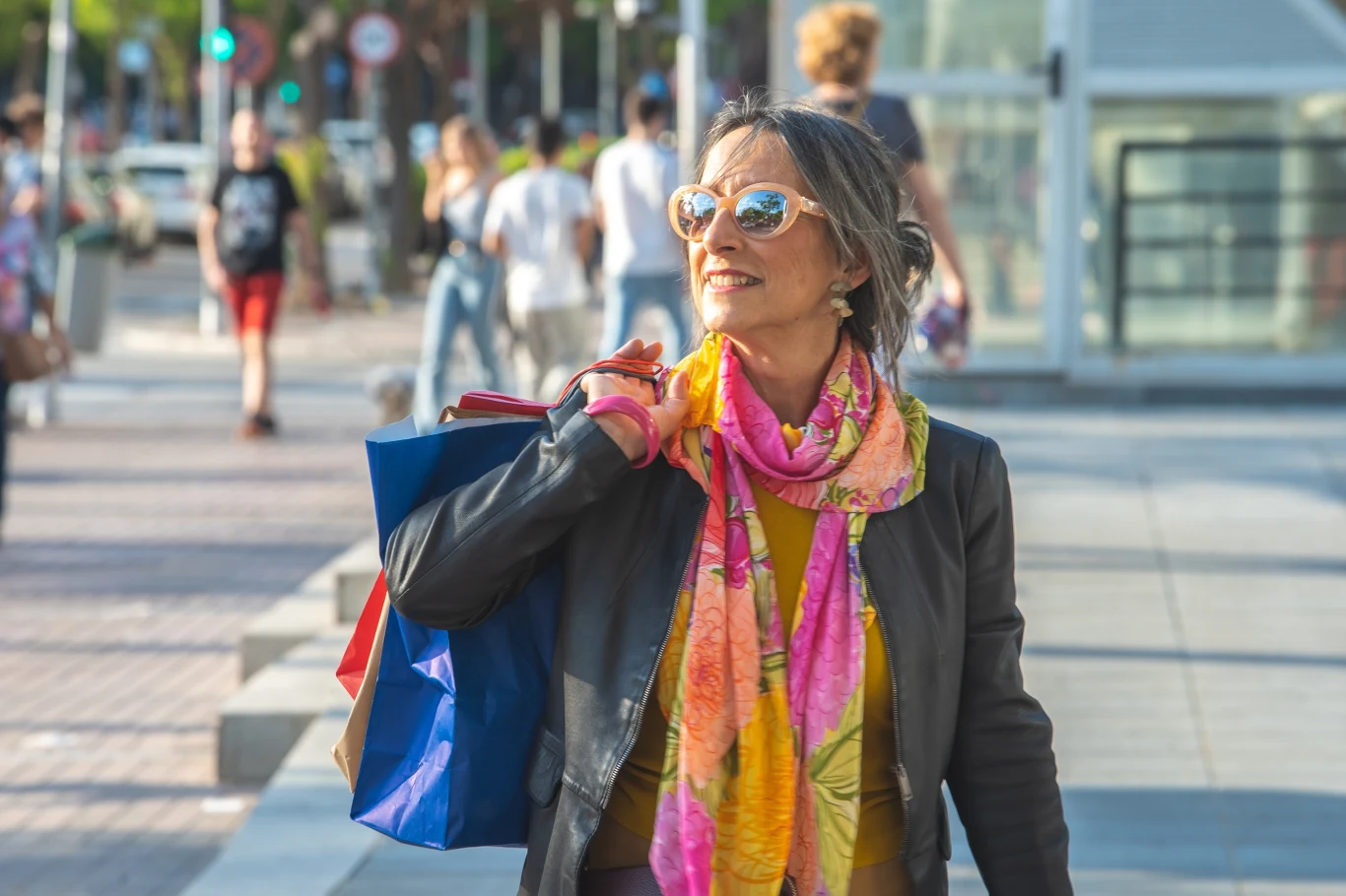 Chusty wracają do mody. Jak je nosić? Chusty wracają do mody. Jak je nosić?