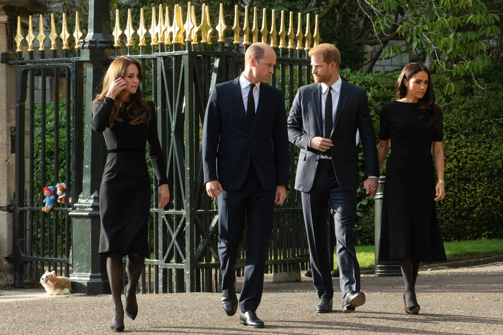 Ostatni raz książę Harry wraz z Meghan Markle widzieli się z rodziną w Wielkiej Brytanii na pogrzebie królowej Elżbiety II Ostatni raz książę Harry wraz z Meghan Markle widzieli się z rodziną w Wielkiej Brytanii na pogrzebie królowej Elżbiety II