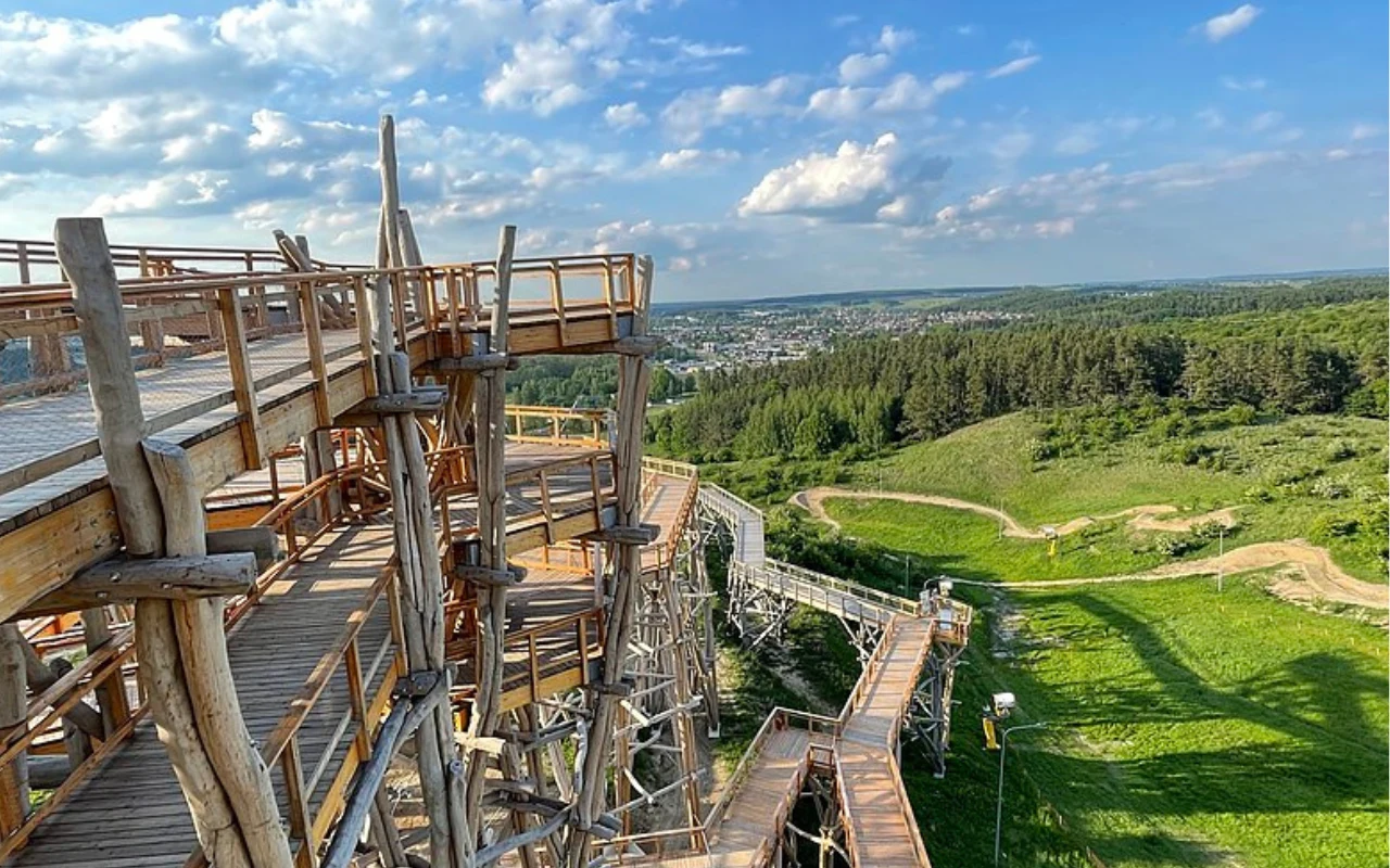 Wieża widokowa w Kurzętniku to niezwykła atrakcja województwa warmińsko-mazurskiego. Co wiadomo na jej temat?