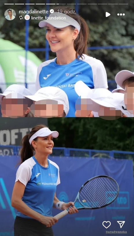 Agnieszka Radwańska na wydarzeniu fundacji Magdy Linette Tenisistka ubrana w niebiesko-biały strój sportowy z rakietą tenisową w ręku, uśmiechnięta, bierze udział w wydarzeniu sportowym, w otoczeniu dzieci w czapkach, które zostały zanonimizowane.