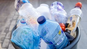 Wiele osób wciąż popełnia błąd przy segregacji butelek plastikowych 