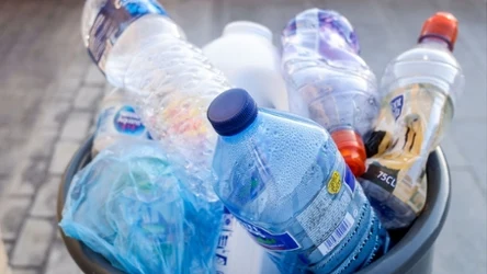Wiele osób wciąż popełnia błąd przy segregacji butelek plastikowych 