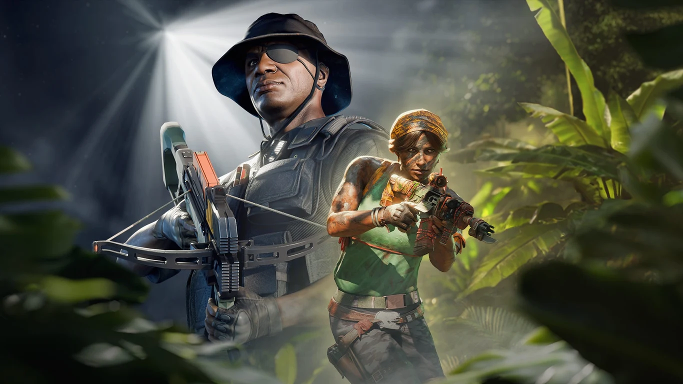 Rainbow Six Mobile: Operacja Scorched Jungle Uzbrojony mężczyzna w ciemnych okularach i czapce, trzymający kuszę, stoi w tle, natomiast na pierwszym planie kobieta w zielonej koszulce celuje z karabinu w gęstej dżungli, silna iluminacja z lewej strony.