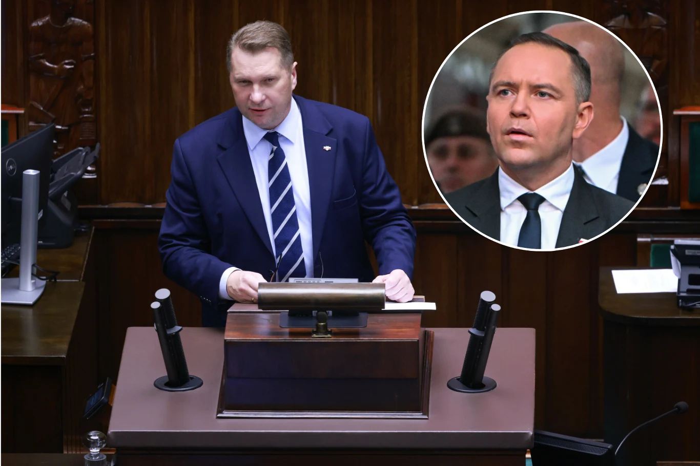 Przemysław Czarnek nie chce rezygnować z funkcji w PiS Polityk w garniturze przemawia z mównicy sejmowej, w tle widoczne są elementy sali plenarnej, w prawym górnym rogu znajduje się wstawka z wizerunkiem innego mężczyzny o poważnym wyrazie twarzy.