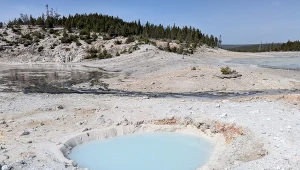 Widok z północnego zachodu na nowy basen termalny w rejonie Porcelain Basin w Norris Geyser Basin w Parku Narodowym Yellowstone, który prawdopodobnie powstał w wyniku serii łagodnych eksplozji