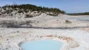 Widok z północnego zachodu na nowy basen termalny w rejonie Porcelain Basin w Norris Geyser Basin w Parku Narodowym Yellowstone, który prawdopodobnie powstał w wyniku serii łagodnych eksplozji