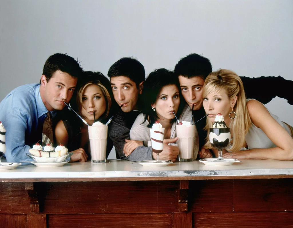 "Przyjaciele". Od lewej: Chandler, Rachel, Ross, Monica, Joey, Phoebe "Przyjaciele". Od lewej: Chandler, Rachel, Ross, Monica, Joey, Phoebe