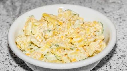 Ziemniaczana sałatka z kukurydzą i zielonym ogórkiem 