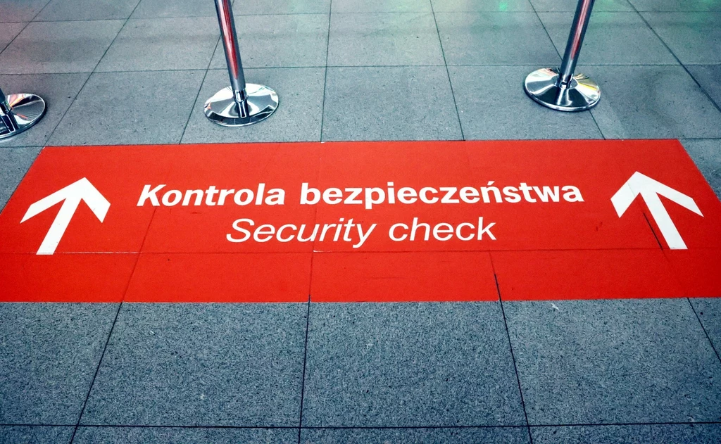 Jak wygląda kontrola bezpieczeństwa na lotnisku? Jak wygląda kontrola bezpieczeństwa na lotnisku?
