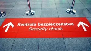 Alarm i kontrola rąk. Jak działa i co wykrywa papierek na lotnisku?