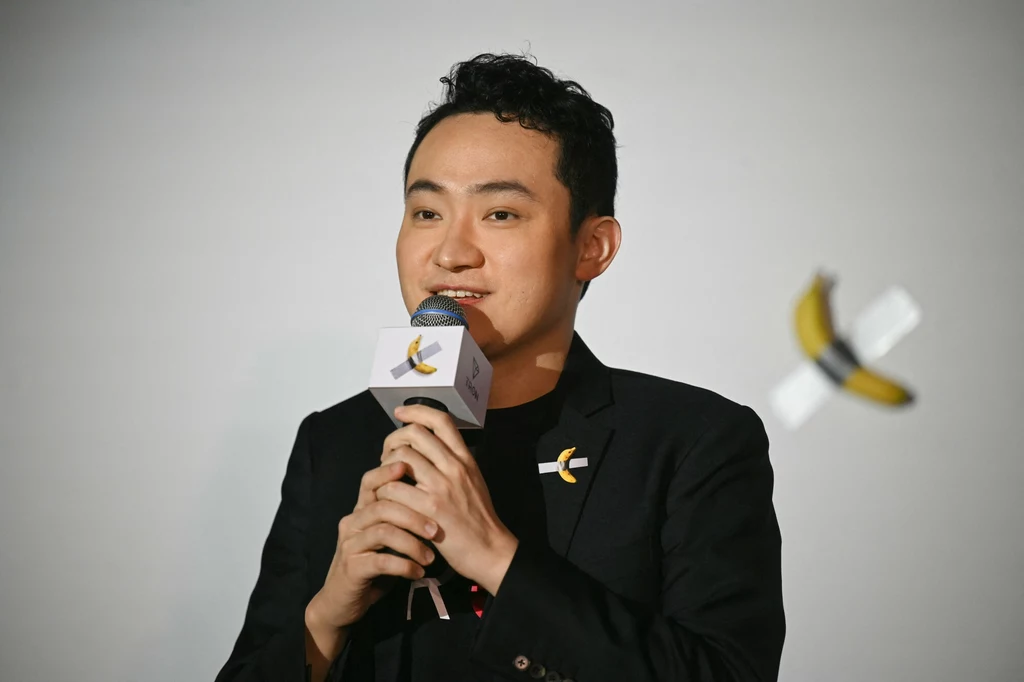 Justin Sun kupił i zjadł banana za 6 mln dolarów Justin Sun kupił i zjadł banana za 6 mln dolarów