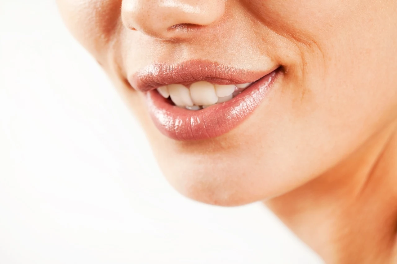 Podstawą pielęgnacji w przypadku ust jest ich codzienne nawilżanie 