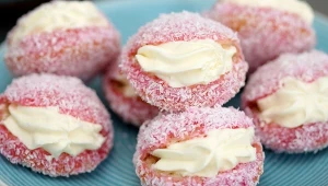 Smakowite ciastka z dodatkiem kokosa i kremu śmietanowego