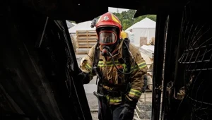 Winnica, Ukraina, 16.07.2025. Służby podczas akcji po rosyjskim ataku rakietowym na fabrykę Grupy Barlinek w Winnicy