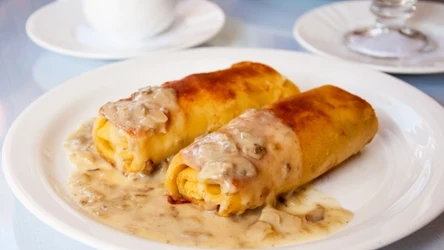 Naleśniki z kremowym sosem pieczarkowym i sycącym farszem