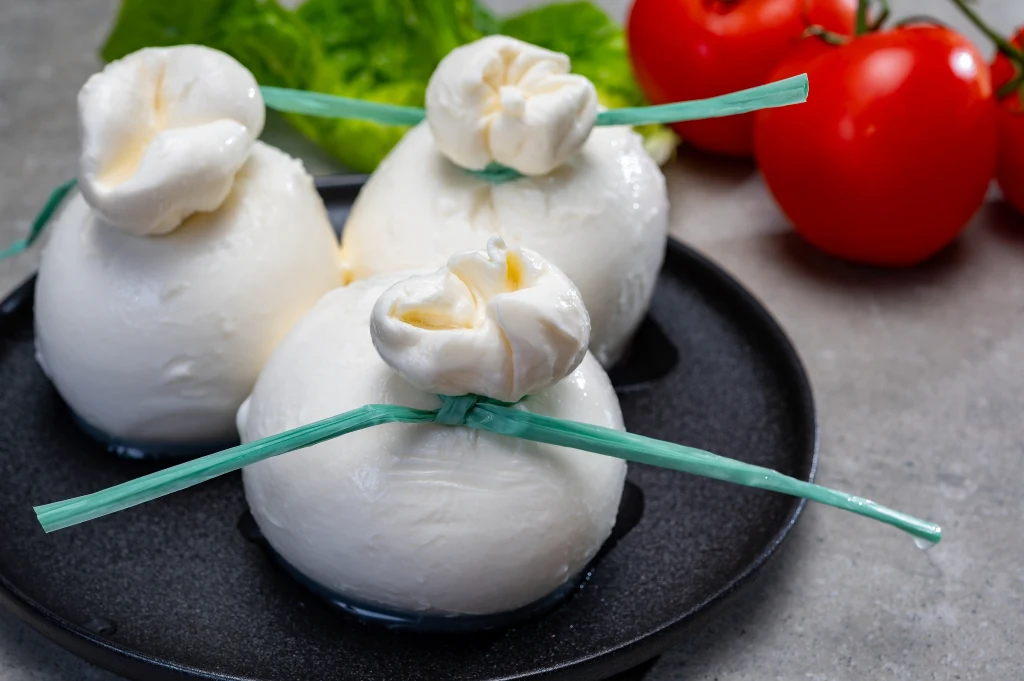 Burrata to smaczny ser z kremowym, śmietanowym wypełnieniem