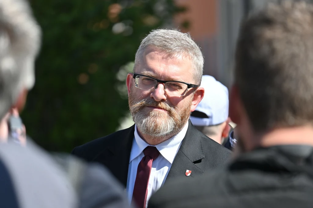 Senat przyjął uchwałę potępiającą ostatnie wypowiedzi Grzegorza Brauna