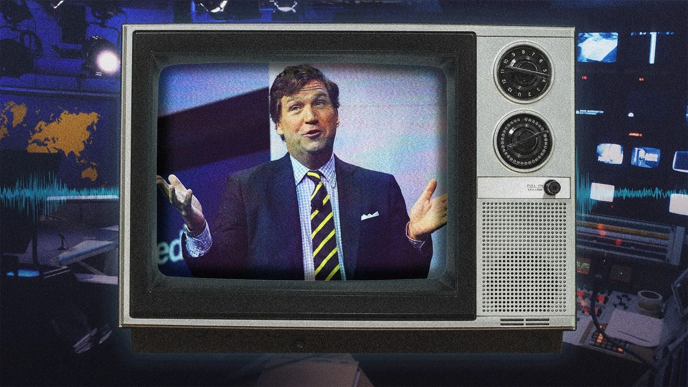 Dlaczego ludzie wciąż chcą oglądać Tuckera Carlsona? Mężczyzna w garniturze i w paskowanym krawacie pojawia się na ekranie starego telewizora, gestykulując rękami, w tle widoczna jest scenografia studia telewizyjnego.