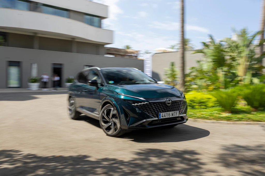 Auto trafi do salonów we wrześniu, podobno z ceną identyczną, co w przypadku wychodzącego modelu. Nowoczesny samochód osobowy w ruchu na tle współczesnej zabudowy i tropikalnych roślin, z wyraźnie widocznym numerem rejestracyjnym i reflektorami LED.