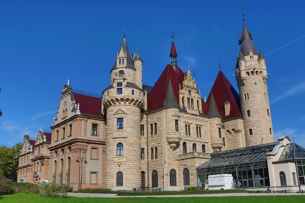 Zamek w Mosznej ma 99 wież i 365 komnat oraz pomieszczeń. Zamek w Mosznej ma 99 wież i 365 komnat oraz pomieszczeń.