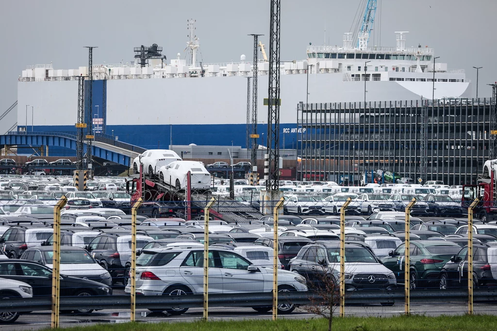 Tysiące aut zalega w porcie w Antwerpii. To efekt ceł Donalda Trumpa Tysiące aut zalega w porcie w Antwerpii. To efekt ceł Donalda Trumpa