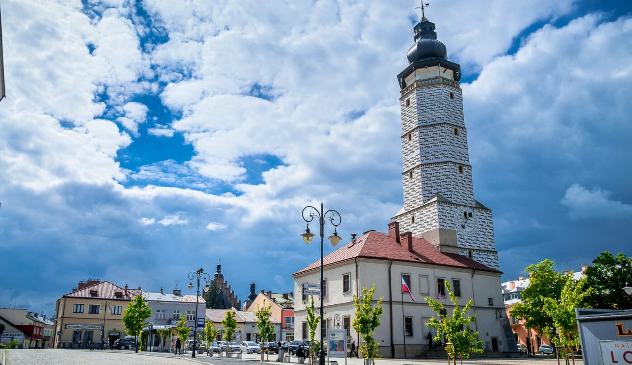 Wieża ratuszowa w Bieczu to charakterystyczny punkt miasta 