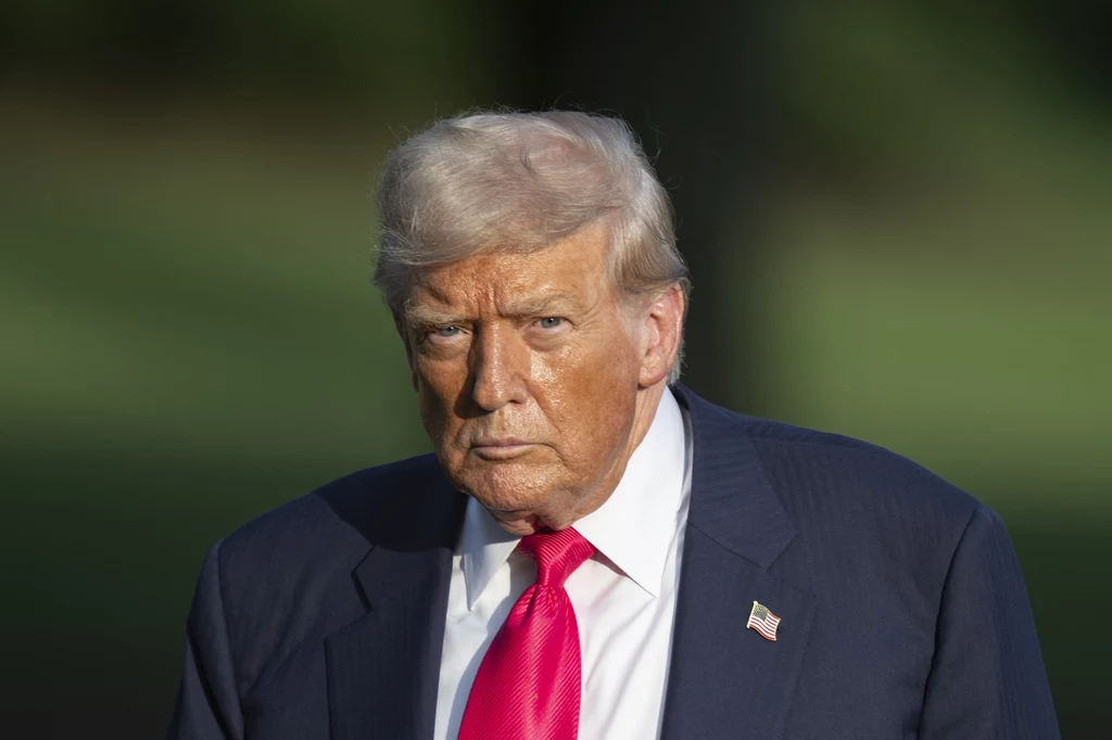 Niektóre wypowiedzi Carlsona na temat konfliktu z Iranem rozzłościły Trumpa Mężczyzna w garniturze i czerwonym krawacie na tle rozmytego, zielonego otoczenia, wyraźna ekspresja skupienia i powagi.