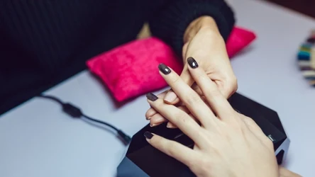  “Louboutin nails" to trend, który wkracza do salonów kosmetycznych. To doskonała stylizacja dla odważnych kobiet ceniących elegancję.