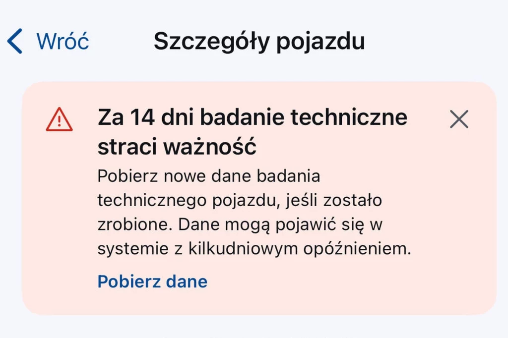 mObywatel pokaże powiadomienie o upływie terminu ważności przeglądu. Komunikat ostrzegawczy informujący o wygaśnięciu badania technicznego pojazdu za 14 dni oraz zalecenie pobrania nowych danych, jeśli badanie zostało wykonane, z adnotacją o możliwym opóźnieniu aktualizacji w systemie.
