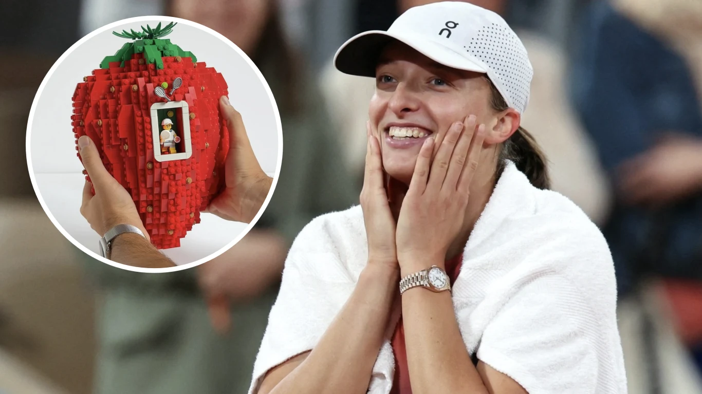 Lego uczciło triumf Igi Świątek na Wimbledonie wyjątkowym zestawem klocków Tenisistka w białej czapce z szerokim uśmiechem i rękami przy twarzy, otulona białym ręcznikiem. W okrągłym powiększeniu widoczny model truskawki z klocków z miniaturową postacią w środku.