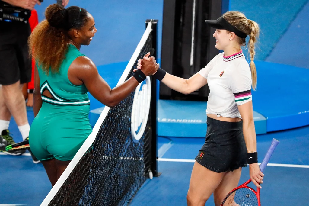 Eugenie Bouchard i Serena Williams. Australian Open 2019 Dwie tenisistki podają sobie ręce przy siatce po zakończonym meczu na korcie tenisowym, obie ubrane w sportowe stroje, widoczny uśmiech i wzajemny szacunek.