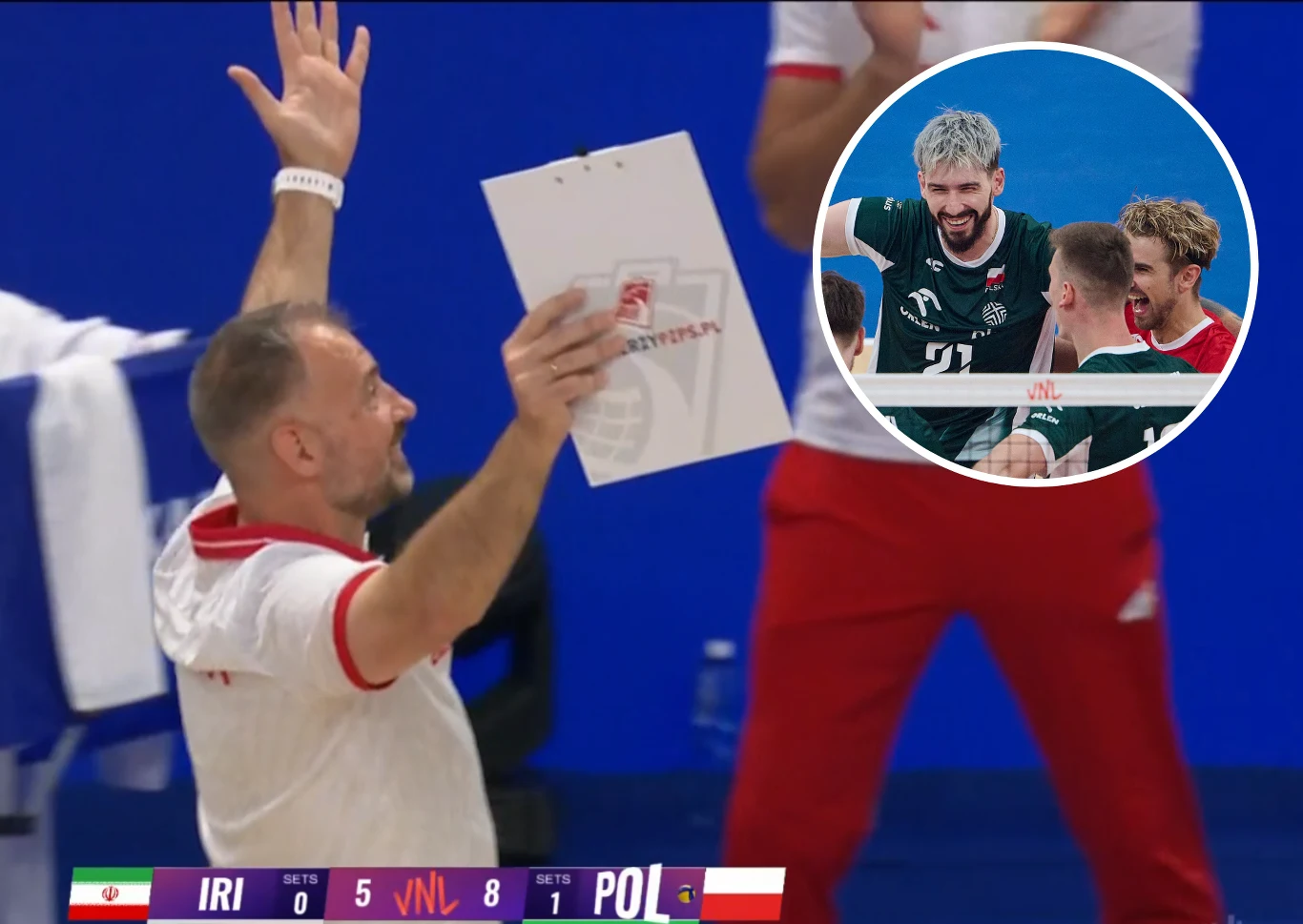 Liga Narodów siatkarzy. Polska pokonała Iran, Nikola Grbić może triumfować Trener drużyny siatkarskiej unosi ręce z radości, w tle widoczni zawodnicy w zielonych koszulkach świętujący punkt podczas meczu Polska-Iran. Tablica wyników pokazuje przewagę Polski.