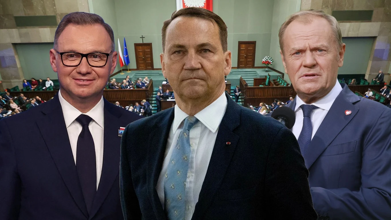 Kto powinien zostać premierem w 2027 roku? Najnowszy sondaż Trzech znanych polityków w garniturach stoi na pierwszym planie na tle sali sejmowej z posłami, widać elementy wystroju wnętrza parlamentu oraz flagę biało-czerwoną.