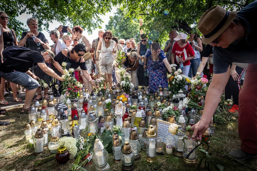 Ulicami Torunia przeszedł marsz milczenia ku pamięci 24-letniej Klaudii K., doktorantki Uniwersytetu Mikołaja Kopernika Ulicami Torunia przeszedł marsz milczenia ku pamięci 24-letniej Klaudii K., doktorantki Uniwersytetu Mikołaja Kopernika