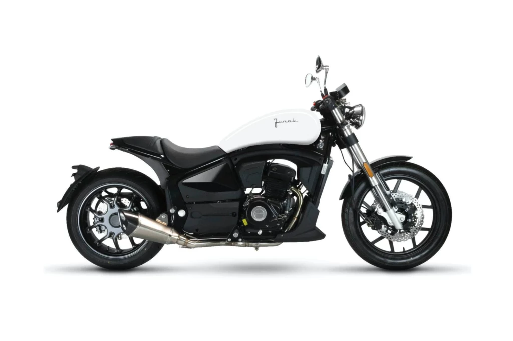 Czarny motocykl typu cruiser z białym zbiornikiem paliwa, elegancką linią, widocznym układem wydechowym i detalami mechanicznymi, ustawiony na białym tle.