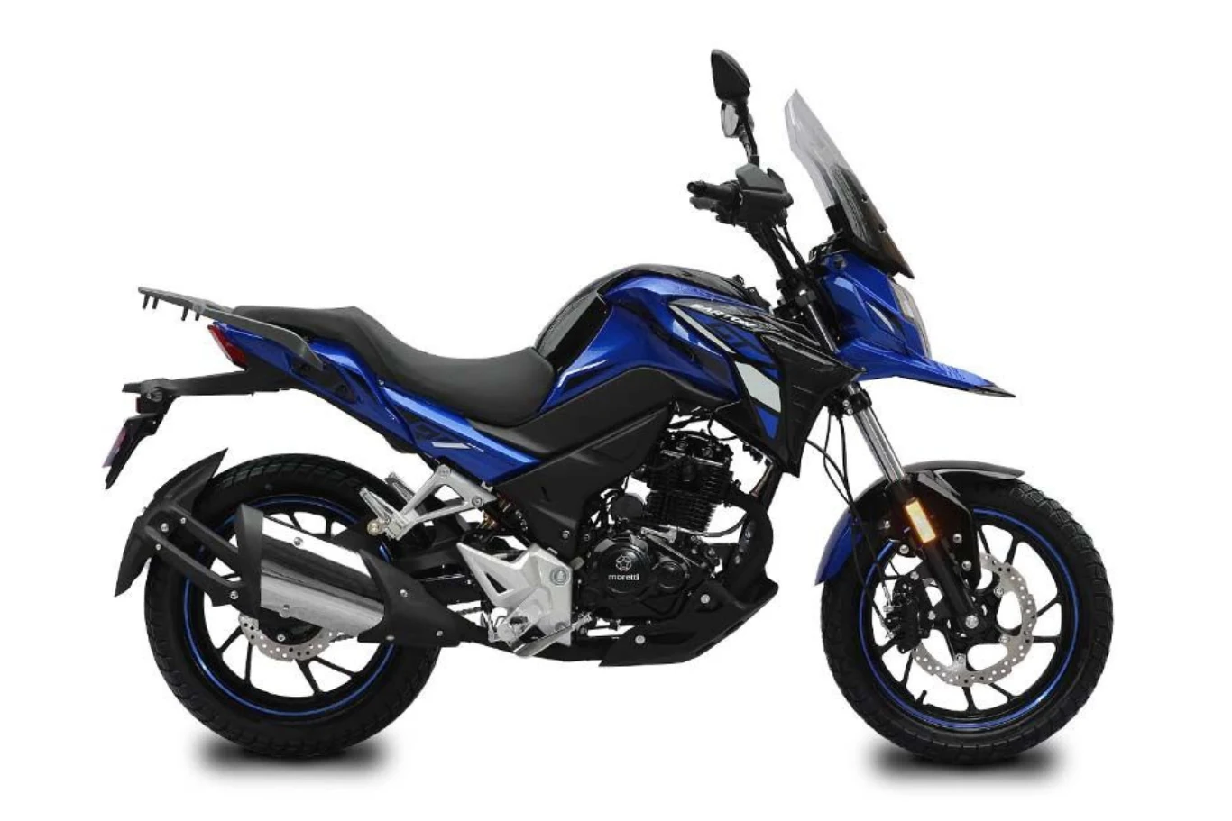 To najtańszy nowy motocykl ADV na rynku. Sportowy niebieski motocykl typu naked z czarno-srebrnymi detalami, ustawiony na białym tle z widocznym przednim i tylnym kołem oraz dużą szybą przednią