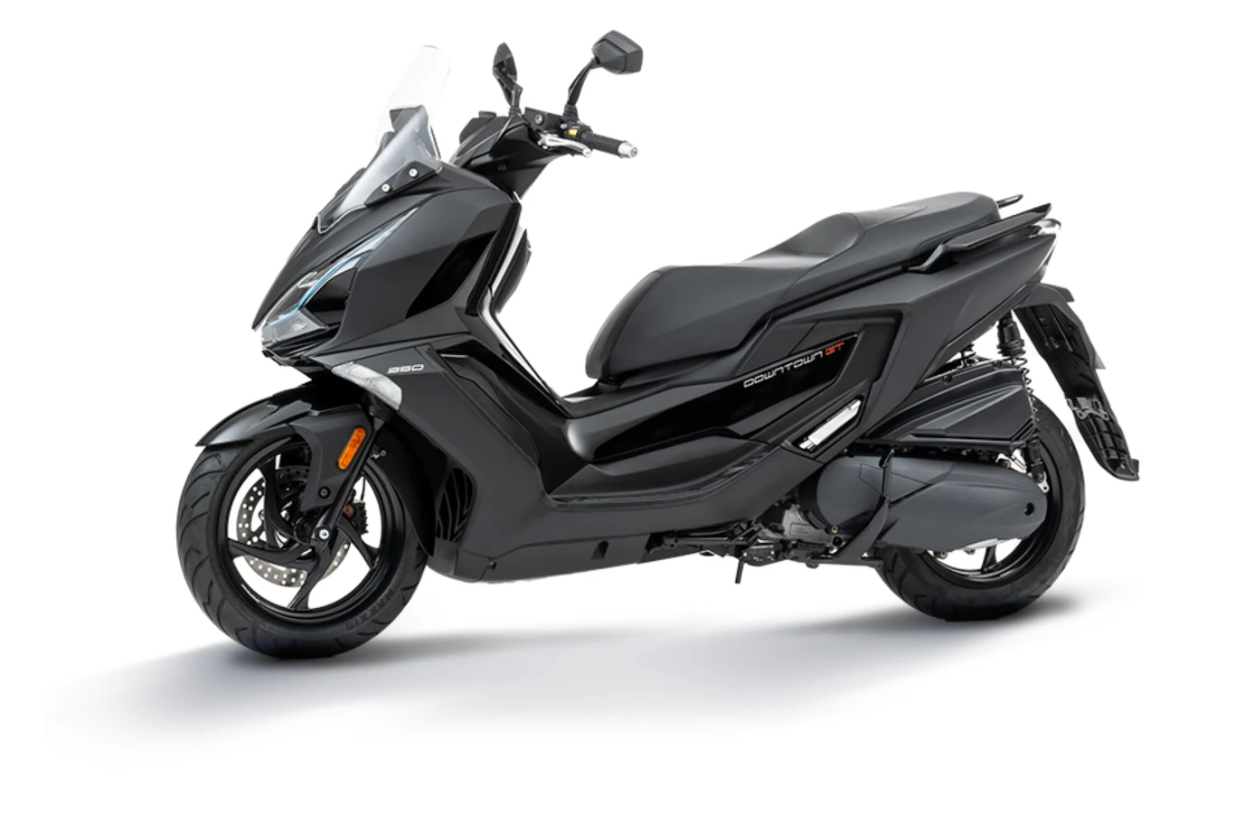Kymco Downtown 125i Czarny nowoczesny skuter z aerodynamiczną sylwetką, dużą osłoną przednią i sportowym charakterem, widoczny z boku na białym tle.