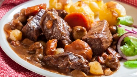 Sekretem rozpływającej się w ustach wołowiny jest m.in. odpowiednio długi czas gotowania.