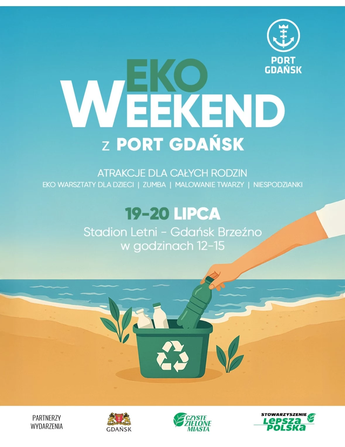 Czyste, Zielone Miasta częścią Eko Weekendu w Gdańsku, 19 lipca Plaża z koszem na odpady oznaczonym symbolem recyklingu, dłoń wrzucająca plastikową butelkę, zachęta do udziału w ekologicznym wydarzeniu z atrakcjami dla rodzin organizowanym przez Port Gdańsk.