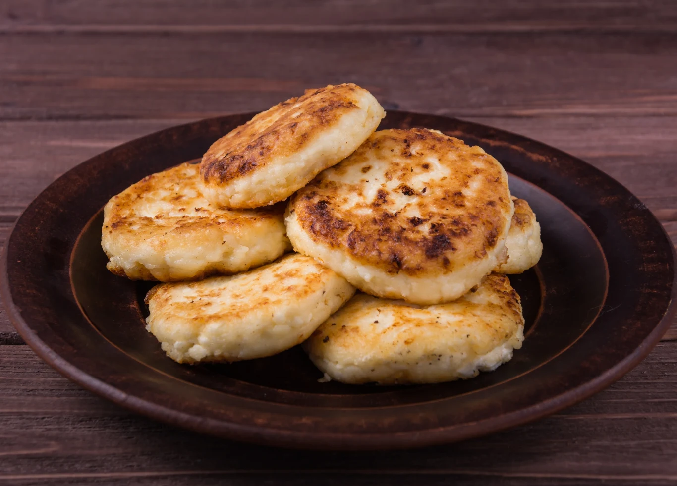 Placki z serka wiejskiego i marchewki można podawać zarówno na słodko, jak i na słono. Placki z serka wiejskiego i marchewki można podawać zarówno na słodko, jak i na słono.