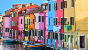 Najbardziej kolorowa wyspa na świecie. Powód malowania domów może rozbawić